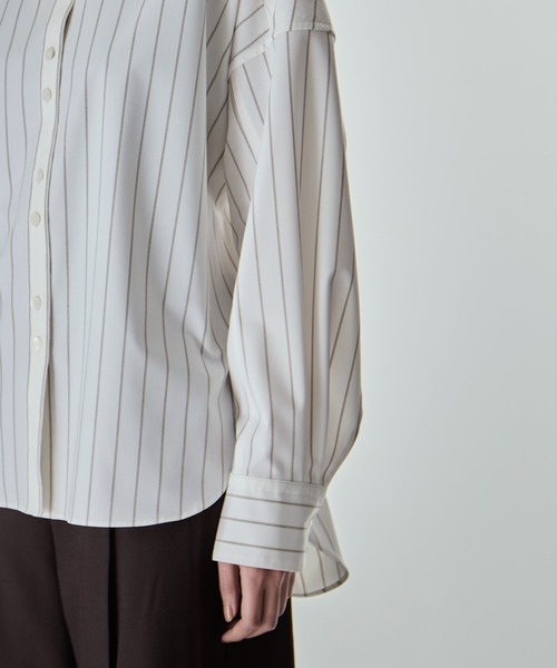 STUDIOUS(ステュディオス)の「【STUDIOUS/ステュディオス】Wide Stripe 2way Shirt/ワイドストライプツーウェイシャツ/くびれ効果/春服/ウォッシャブル/スタンドカラー対応(シャツ/ブラウス・レディース・オフホワイト/ワイン/グレー/サックスブルー・FREE)」の22枚目の写真