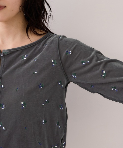 VIS(ビス)の「フロッキーチュール刺しゅうカーディガン/2WAY(カーディガン/ボレロ・レディース・チャコールグレー/ダークブラウン/キナリ・FREE)」の4枚目の写真