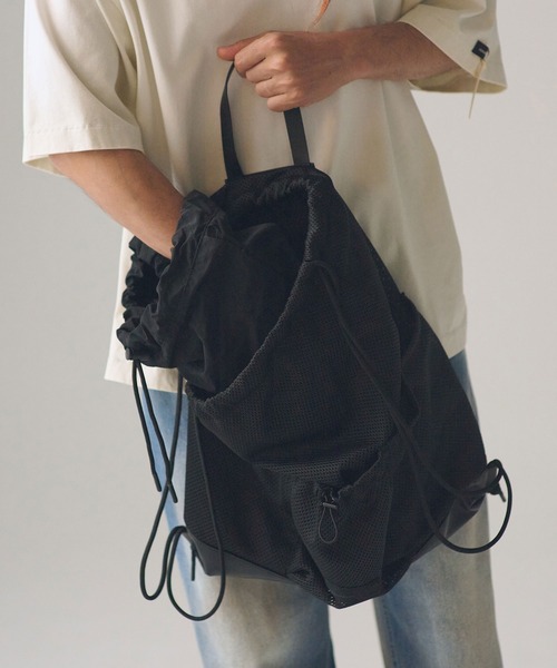 ADAM PATEK（アダムパテック）の「ADAMPATEK/leather trimmed  mesh drawstring bag/レザーxメッシュ巾着ナップサック（バックパック/リュック・メンズ・ブラック・FREE）」の4枚目の写真
