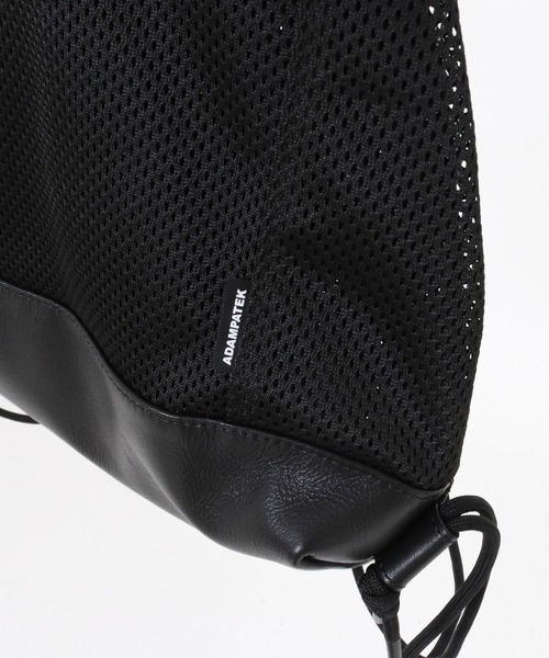 ADAM PATEK（アダムパテック）の「ADAMPATEK/leather trimmed  mesh drawstring bag/レザーxメッシュ巾着ナップサック（バックパック/リュック・メンズ・ブラック・FREE）」の9枚目の写真