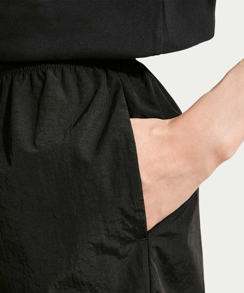 NIKE(ナイキ)の「ナイキ スポーツウェア ウィメンズ ミッドライズ ルーズ ニーレングス ショートパンツ / Nike Sportswear Women's Mid-Rise Loose Knee-Length Shorts IH8465-010 Black(その他パンツ・レディース・ブラック・XS/M/S/XL/L)」の9枚目の写真