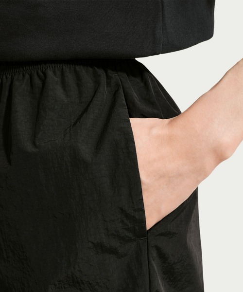 NIKE(ナイキ)の「ナイキ スポーツウェア ウィメンズ ミッドライズ ルーズ ニーレングス ショートパンツ / Nike Sportswear Women's Mid-Rise Loose Knee-Length Shorts IH8465-010 Black(その他パンツ・レディース・ブラック・XS/M/S/XL/L)」の6枚目の写真
