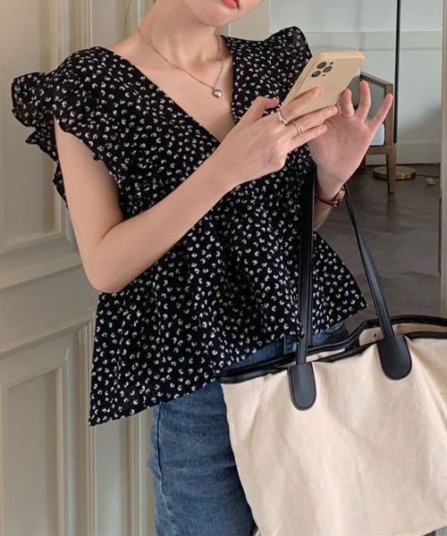 SallyLunn(サリーラン)の「小花柄フリルスリーブブラウス(シャツ/ブラウス・レディース・ブラック・LARGE/MEDIUM)」の7枚目の写真