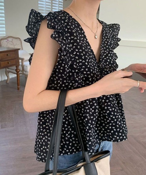 SallyLunn(サリーラン)の「小花柄フリルスリーブブラウス(シャツ/ブラウス・レディース・ブラック・LARGE/MEDIUM)」の3枚目の写真