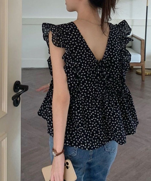 SallyLunn(サリーラン)の「小花柄フリルスリーブブラウス(シャツ/ブラウス・レディース・ブラック・LARGE/MEDIUM)」の4枚目の写真