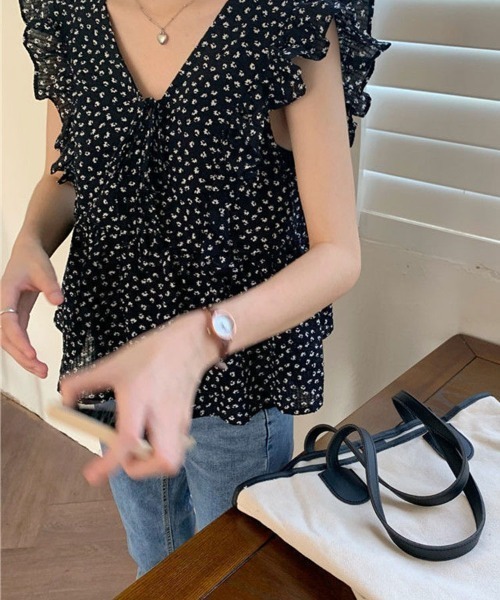 SallyLunn(サリーラン)の「小花柄フリルスリーブブラウス(シャツ/ブラウス・レディース・ブラック・LARGE/MEDIUM)」の5枚目の写真