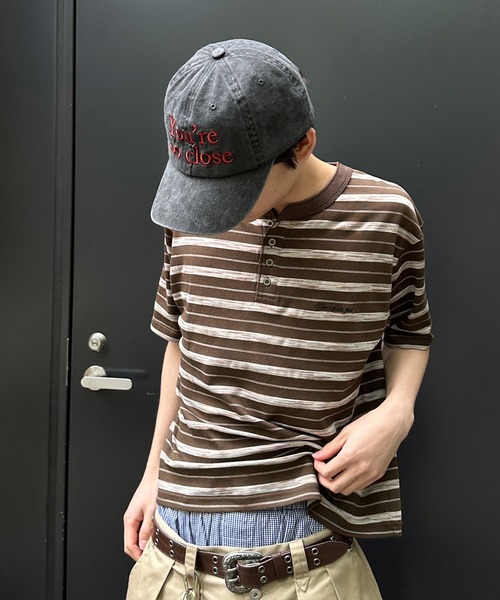 kutir（クティール）の「HENLEY NECK SILVER BUTTON BORDER TSHIRT／ヘンリーネック シルバーボタン ボーダーTEE（Tシャツ/カットソー・メンズ・ブラック/杢グレー/ブラウン・LARGE/MEDIUM）」の3枚目の写真