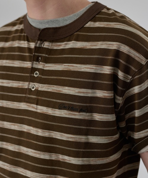 kutir（クティール）の「HENLEY NECK SILVER BUTTON BORDER TSHIRT／ヘンリーネック シルバーボタン ボーダーTEE（Tシャツ/カットソー・メンズ・ブラック/杢グレー/ブラウン・LARGE/MEDIUM）」の10枚目の写真