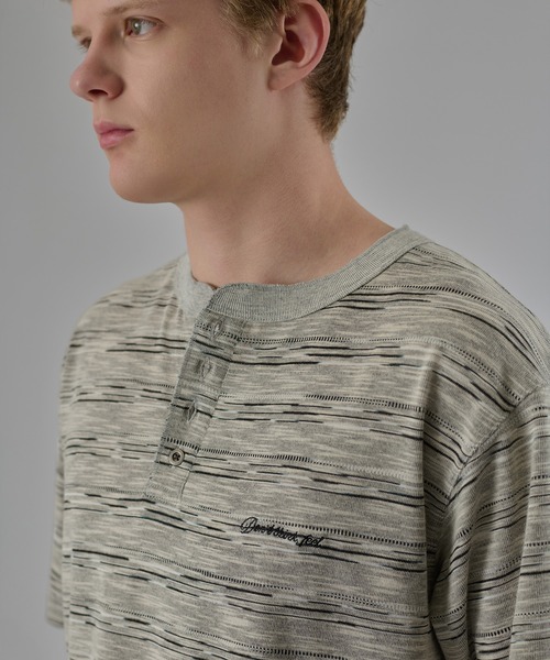 kutir（クティール）の「HENLEY NECK SILVER BUTTON BORDER TSHIRT／ヘンリーネック シルバーボタン ボーダーTEE（Tシャツ/カットソー・メンズ・ブラック/杢グレー/ブラウン・LARGE/MEDIUM）」の22枚目の写真