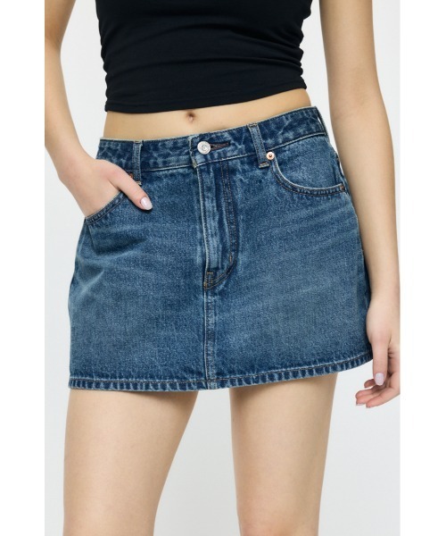 MOUSSY(マウジー)の「LOW SLUNG ミニスコート(デニムスカート・レディース・ブラック/ブルー・1/2)」の16枚目の写真