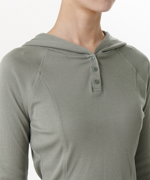 MUSINSA STANDARD WOMAN（ムシンサスタンダードウーマン）の「ウィメンズリブスリムフード付き長袖Tシャツ[カーキグレー]（パーカー・レディース・その他・LARGE/MEDIUM/SMALL/X-LARGE/X-SMALL）」の6枚目の写真