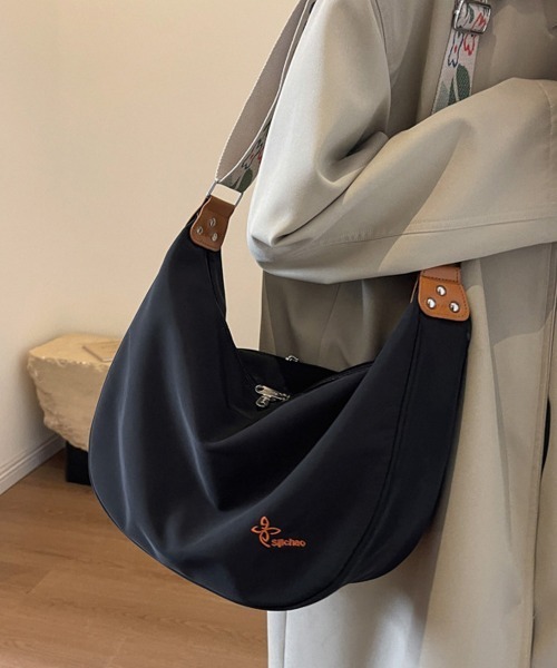 Miniministore(ミニミニストア)の「ショルダーバッグ 大容量 多収納 新作鞄(ショルダーバッグ・レディース・ブラック/アイボリー・FREE)」の7枚目の写真