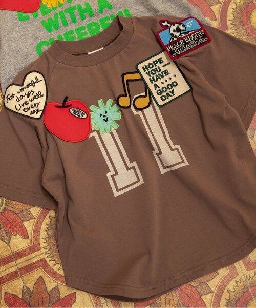 BREEZE(ブリーズ)の「ワッペンいっぱい半袖Tシャツ(Tシャツ/カットソー・キッズ・ブラウン/グレー・80/90/100/110/120/130/140)」の2枚目の写真