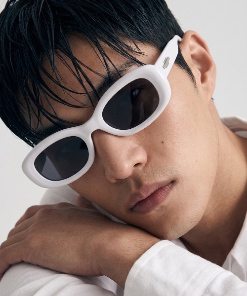 Chikashitsu +(チカシツプラス)の「【Chikashitsu +】square sunglasses (3color) / 【チカシツプラス】スクエアサングラス(サングラス・メンズ・グレー/ブラック/ホワイト・ONE SIZE)」の2枚目の写真