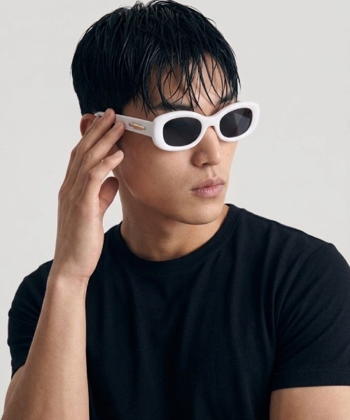 Chikashitsu +(チカシツプラス)の「【Chikashitsu +】square sunglasses (3color) / 【チカシツプラス】スクエアサングラス(サングラス・メンズ・グレー/ブラック/ホワイト・ONE SIZE)」の5枚目の写真