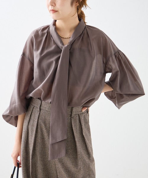 journal standard L'essage(ジャーナルスタンダードレサージュ)の「《追加》IPEKERフラワー/無地 ボウタイブラウス(シャツ/ブラウス・レディース・ブラウン系その他/ブラック・FREE)」の1枚目の写真