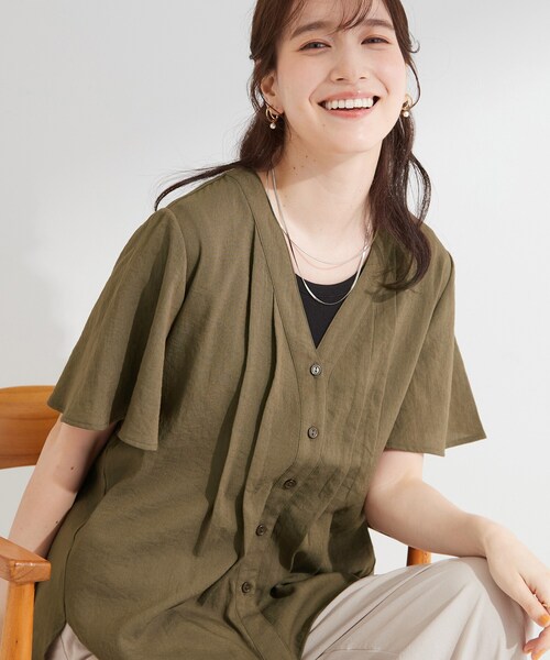 SHOO・LA・RUE(シューラルー)の「【セットアップ可/洗濯機可】サラっと着られる 麻調Ⅴネックタックブラウス(シャツ/ブラウス・レディース・チャコールグレー/ライトベージュ/カーキ・04/03/02/01)」の3枚目の写真