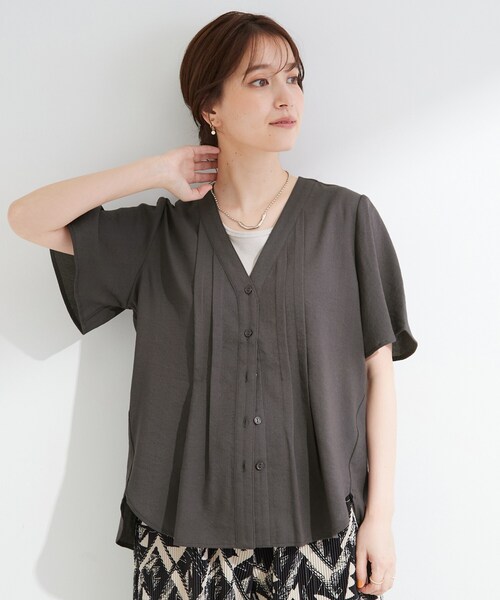 SHOO・LA・RUE(シューラルー)の「【セットアップ可/洗濯機可】サラっと着られる 麻調Ⅴネックタックブラウス(シャツ/ブラウス・レディース・チャコールグレー/ライトベージュ/カーキ・04/03/02/01)」の4枚目の写真