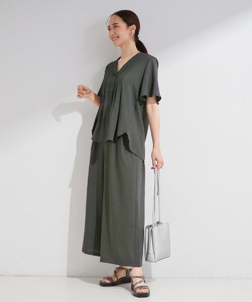 SHOO・LA・RUE(シューラルー)の「【セットアップ可/洗濯機可】サラっと着られる 麻調Ⅴネックタックブラウス(シャツ/ブラウス・レディース・チャコールグレー/ライトベージュ/カーキ・04/03/02/01)」の7枚目の写真