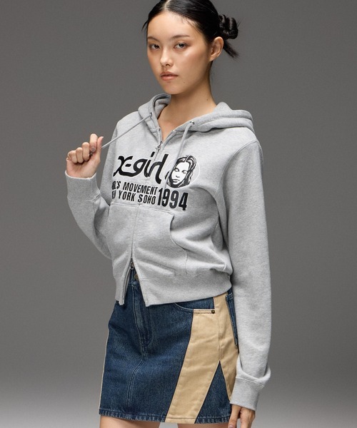 X-girl(エックスガール)の「FACE AND LOGO COMPACT ZIP UP SWEAT HOODIE(パーカー・レディース・アッシュ/ブラック・S/M)」の3枚目の写真