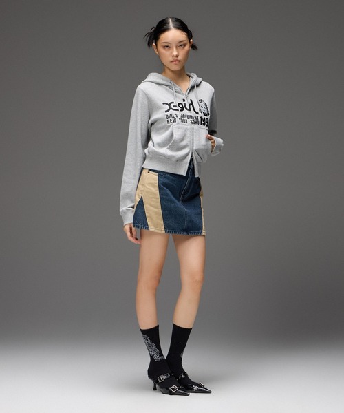 X-girl(エックスガール)の「FACE AND LOGO COMPACT ZIP UP SWEAT HOODIE(パーカー・レディース・アッシュ/ブラック・S/M)」の4枚目の写真