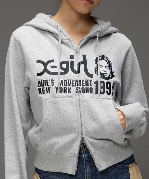 X-girl(エックスガール)の「FACE AND LOGO COMPACT ZIP UP SWEAT HOODIE(パーカー・レディース・アッシュ/ブラック・S/M)」の9枚目の写真