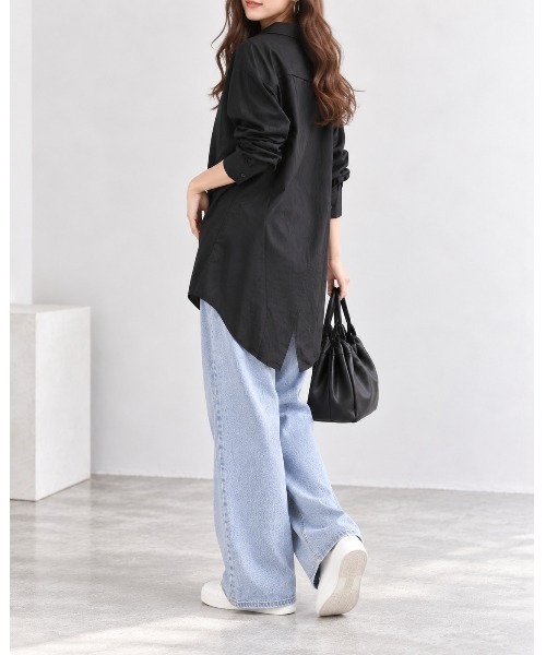 FAZVY(ファズビー)の「ゆったり着こなす 洗練ロングシルエットシャツ(シャツ/ブラウス・レディース・ブラック/ホワイト・L/M)」の4枚目の写真