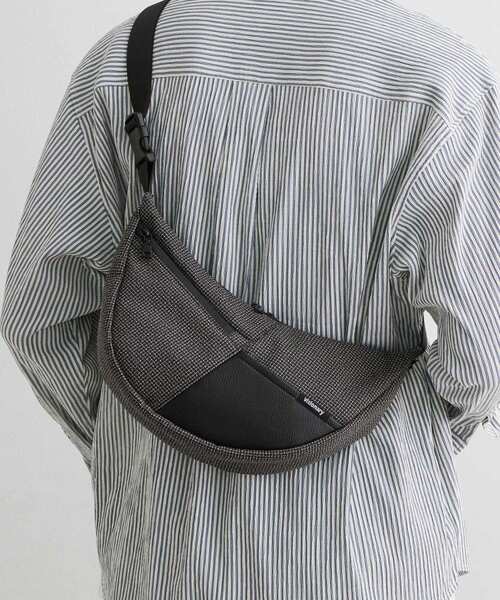 THE SHOP TK (ザ ショップ ティーケー )の「VISIONARY 異素材コンビ ムーンショルダーバッグ(ショルダーバッグ・メンズ・ブラック/ブラック系1・00)」の2枚目の写真