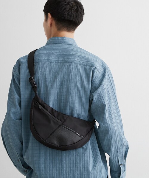 THE SHOP TK (ザ ショップ ティーケー )の「VISIONARY 異素材コンビ ムーンショルダーバッグ(ショルダーバッグ・メンズ・ブラック/ブラック系1・00)」の3枚目の写真