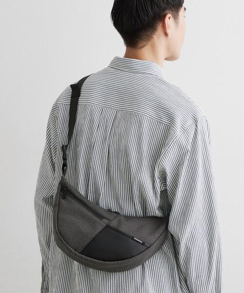 THE SHOP TK (ザ ショップ ティーケー )の「VISIONARY 異素材コンビ ムーンショルダーバッグ(ショルダーバッグ・メンズ・ブラック/ブラック系1・00)」の5枚目の写真