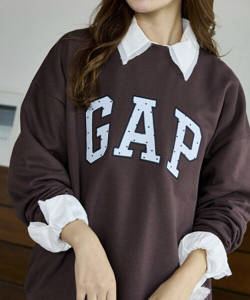 GAP(ギャップ)の「PUBLUX × GAP/ギャップ 別注 ドット ロゴ 刺繍 裏起毛 スウェット 限定展開(スウェット・レディース・グレー/チャコールグレー/ネイビー/ブラウン・フリ-)」の3枚目の写真