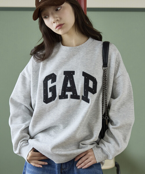 GAP(ギャップ)の「PUBLUX × GAP/ギャップ 別注 ドット ロゴ 刺繍 裏起毛 スウェット 限定展開(スウェット・レディース・グレー/チャコールグレー/ネイビー/ブラウン・フリ-)」の1枚目の写真