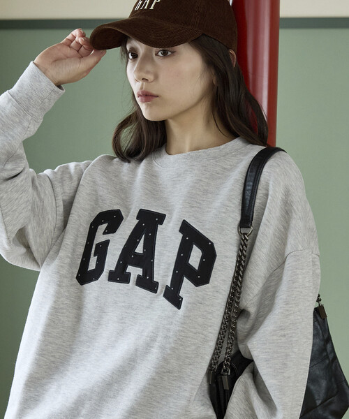 GAP(ギャップ)の「PUBLUX × GAP/ギャップ 別注 ドット ロゴ 刺繍 裏起毛 スウェット 限定展開(スウェット・レディース・グレー/チャコールグレー/ネイビー/ブラウン・フリ-)」の5枚目の写真
