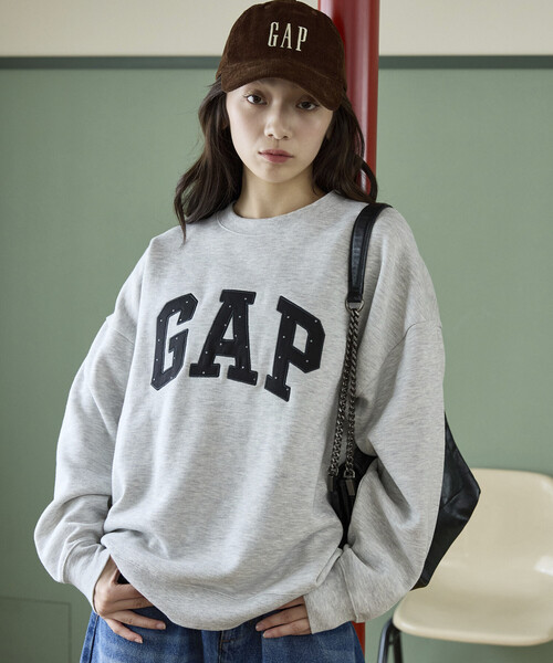 GAP(ギャップ)の「PUBLUX × GAP/ギャップ 別注 ドット ロゴ 刺繍 裏起毛 スウェット 限定展開(スウェット・レディース・グレー/チャコールグレー/ネイビー/ブラウン・フリ-)」の11枚目の写真
