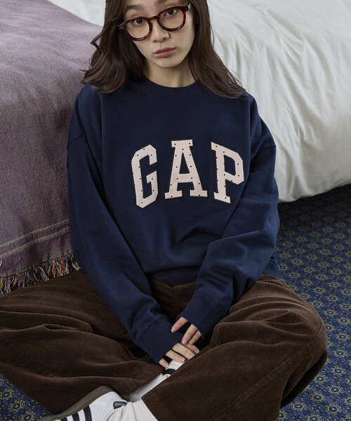 GAP(ギャップ)の「PUBLUX × GAP/ギャップ 別注 ドット ロゴ 刺繍 裏起毛 スウェット 限定展開(スウェット・レディース・グレー/チャコールグレー/ネイビー/ブラウン・フリ-)」の15枚目の写真