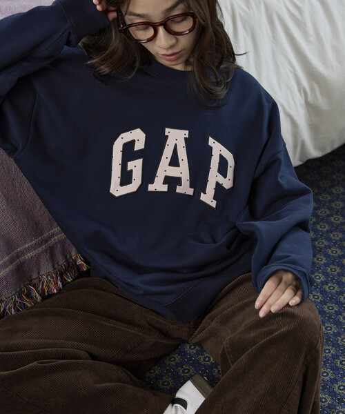 GAP(ギャップ)の「PUBLUX × GAP/ギャップ 別注 ドット ロゴ 刺繍 裏起毛 スウェット 限定展開(スウェット・レディース・グレー/チャコールグレー/ネイビー/ブラウン・フリ-)」の19枚目の写真
