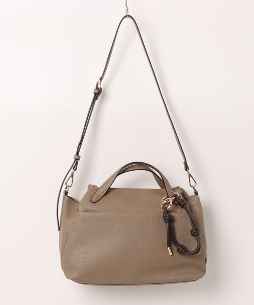 cache cache(カシュ カシュ)の「カシュカシュ cachecache / チャーム付シボフェイクレザー2wayバッグ(ショルダーバッグ・レディース・ブラック/ベージュ系その他/ブラウン・FREE)」の1枚目の写真