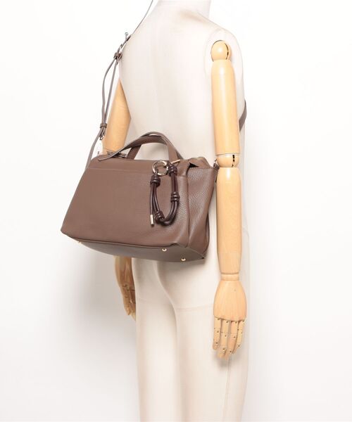 cache cache(カシュ カシュ)の「カシュカシュ cachecache / チャーム付シボフェイクレザー2wayバッグ(ショルダーバッグ・レディース・ブラック/ベージュ系その他/ブラウン・FREE)」の4枚目の写真