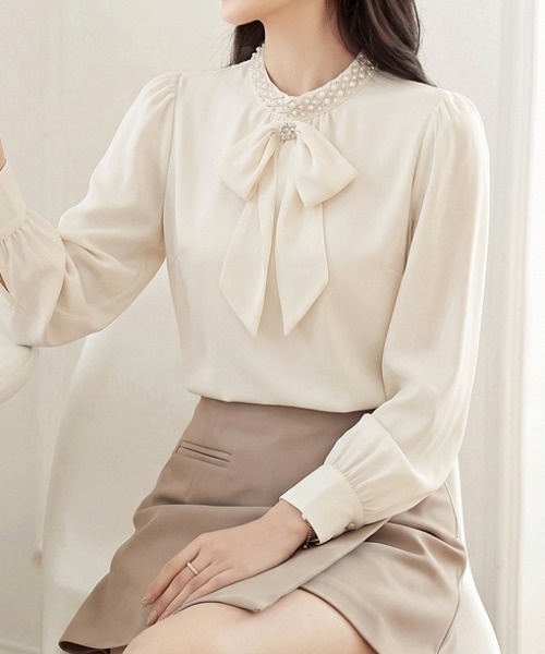 LUCPY(ラクピー)の「パールビジューボウタイブラウス(シャツ/ブラウス・レディース・ホワイト・MEDIUM/LARGE/X-LARGE/SMALL)」の2枚目の写真