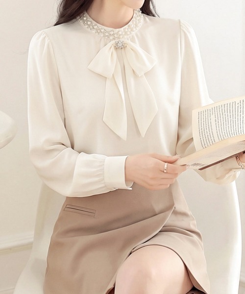 LUCPY(ラクピー)の「パールビジューボウタイブラウス(シャツ/ブラウス・レディース・ホワイト・MEDIUM/LARGE/X-LARGE/SMALL)」の3枚目の写真