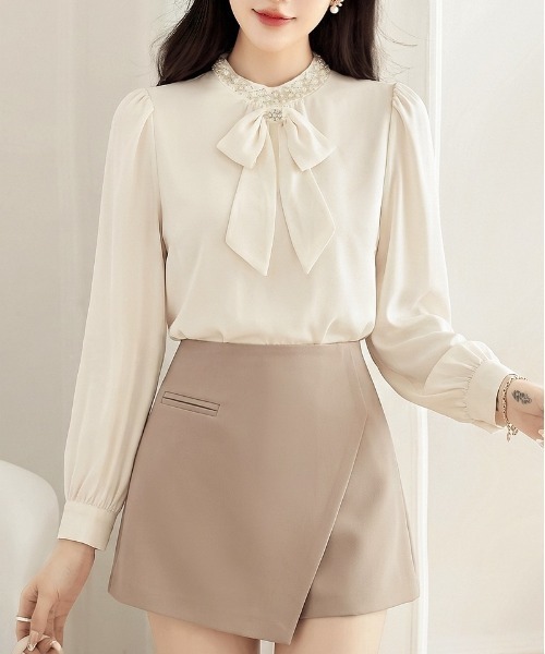 LUCPY(ラクピー)の「パールビジューボウタイブラウス(シャツ/ブラウス・レディース・ホワイト・MEDIUM/LARGE/X-LARGE/SMALL)」の6枚目の写真