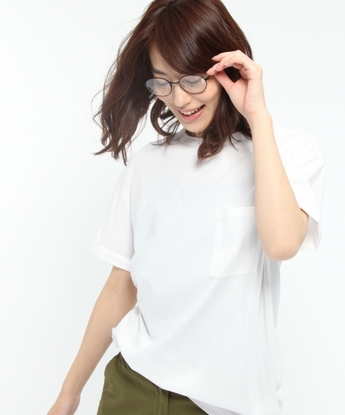 LAKOLE（ラコレ）の「【汗ジミ軽減】ロールアップスリーブクルーネックTシャツ / LAKOLE（Tシャツ/カットソー・レディース・オリーブ/ブラック/アイボリー/グレー/プラム/ホワイト・SMALL/LARGE/MEDIUM）」の2枚目の写真