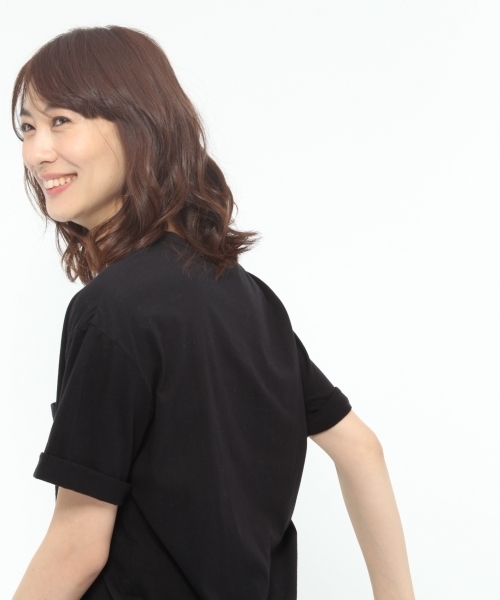 LAKOLE（ラコレ）の「【汗ジミ軽減】ロールアップスリーブクルーネックTシャツ / LAKOLE（Tシャツ/カットソー・レディース・オリーブ/ブラック/アイボリー/グレー/プラム/ホワイト・SMALL/LARGE/MEDIUM）」の3枚目の写真