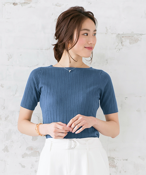 Pierrot（ピエロ）の「【大人のベーシックスタイルに】UVカット＆お家で洗える クルーネックorネックVネックから選べる 半袖リブニット　サマーニット（ニット/セーター・レディース・オフホワイト/グレー/杢グレー/ピンク/ワインレッド/ブラック/ベージュ/ネイビー/ブルー系その他/マスタード/ブルーグリーン/ブラウン/ライトブルー/パープル/グリーン系その他/グリーン/ベージュ系その他/レッド系その他2/ブルー系その他2/レッド系その他/シルバーグレー/ブルー系その他6/グレー系その他3/グレー系その他2/ピンク系その他2/ライトベージュ/ピンク系その他/グレー系その他/ブラック系その他/ピンク系その他3/ピンク系その他4/イエロー/パープル系その他/イエロー系その他/ブルー系その他3/ブルー系その他4/ブルー系その他5/ホワイト系その他・L/M）」の19枚目の写真