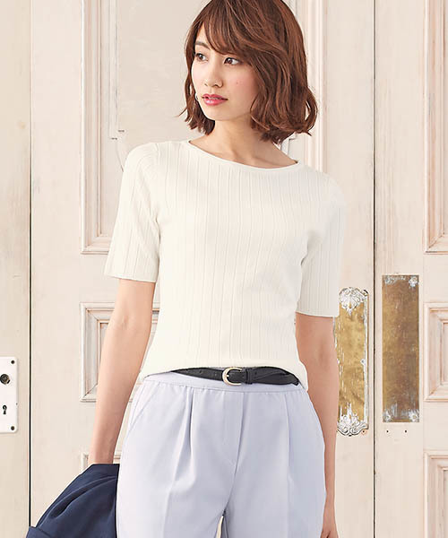 Pierrot（ピエロ）の「【大人のベーシックスタイルに】UVカット＆お家で洗える クルーネックorネックVネックから選べる 半袖リブニット　サマーニット（ニット/セーター・レディース・オフホワイト/グレー/杢グレー/ピンク/ワインレッド/ブラック/ベージュ/ネイビー/ブルー系その他/マスタード/ブルーグリーン/ブラウン/ライトブルー/パープル/グリーン系その他/グリーン/ベージュ系その他/レッド系その他2/ブルー系その他2/レッド系その他/シルバーグレー/ブルー系その他6/グレー系その他3/グレー系その他2/ピンク系その他2/ライトベージュ/ピンク系その他/グレー系その他/ブラック系その他/ピンク系その他3/ピンク系その他4/イエロー/パープル系その他/イエロー系その他/ブルー系その他3/ブルー系その他4/ブルー系その他5/ホワイト系その他・L/M）」の2枚目の写真