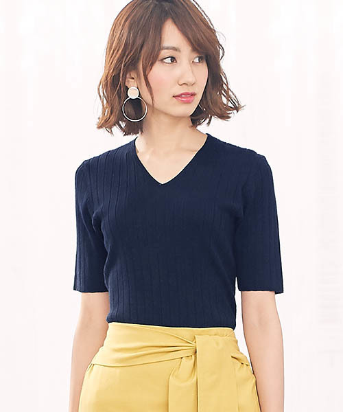 Pierrot（ピエロ）の「【大人のベーシックスタイルに】UVカット＆お家で洗える クルーネックorネックVネックから選べる 半袖リブニット　サマーニット（ニット/セーター・レディース・オフホワイト/グレー/杢グレー/ピンク/ワインレッド/ブラック/ベージュ/ネイビー/ブルー系その他/マスタード/ブルーグリーン/ブラウン/ライトブルー/パープル/グリーン系その他/グリーン/ベージュ系その他/レッド系その他2/ブルー系その他2/レッド系その他/シルバーグレー/ブルー系その他6/グレー系その他3/グレー系その他2/ピンク系その他2/ライトベージュ/ピンク系その他/グレー系その他/ブラック系その他/ピンク系その他3/ピンク系その他4/イエロー/パープル系その他/イエロー系その他/ブルー系その他3/ブルー系その他4/ブルー系その他5/ホワイト系その他・L/M）」の21枚目の写真