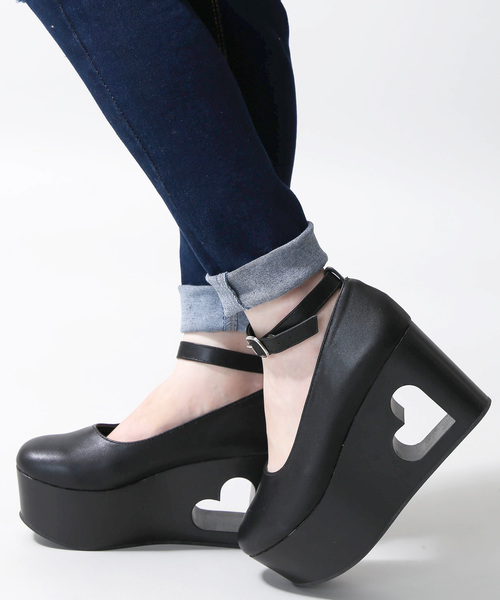 WEGO(ウィゴー)の「WEGO/ハートくり抜きパンプス(パンプス・レディース・ホワイト/ブラック・MEDIUM/LARGE)」の1枚目の写真