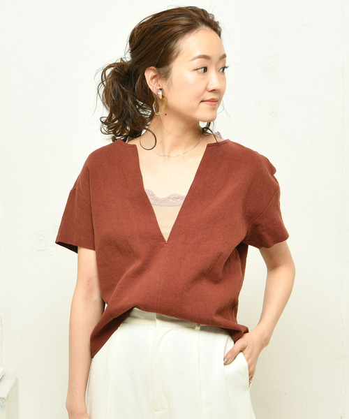 DouDou(ドゥドゥ)の「深Vブラウス(シャツ/ブラウス・レディース・ベージュ/レッド・FREE)」の2枚目の写真