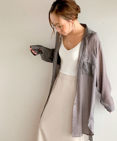 JUNOAH(ジュノア)の「オーバーサイズスリットシアーシャツ(シャツ/ブラウス・レディース・ホワイト/ブラック/ライトグレー/チャコール/ベージュ/グレイッシュベージュ/カーキ/ミント/ブルー/ネイビー/ブルーグリーン/ラベンダー/キャメル/ピンク系その他/ワイン・FREE)」の5枚目の写真