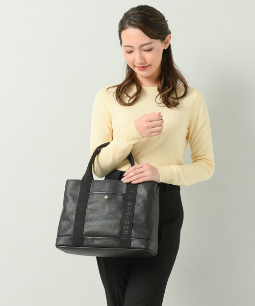 LA BAGAGERIE(ラバガジェリー)の「エンボスロゴテープTOTE(トートバッグ・レディース・ブラック/グレー/ライトブラウン・FREE)」の9枚目の写真